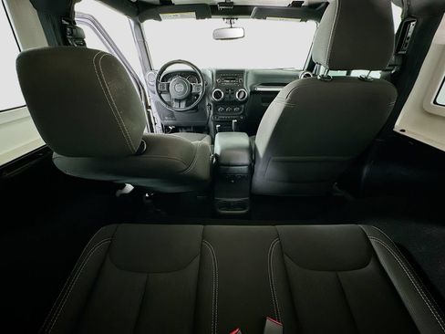 Used 2018 Jeep Wrangler Sahara w/ Connectivity Group AWD/4WD image 33