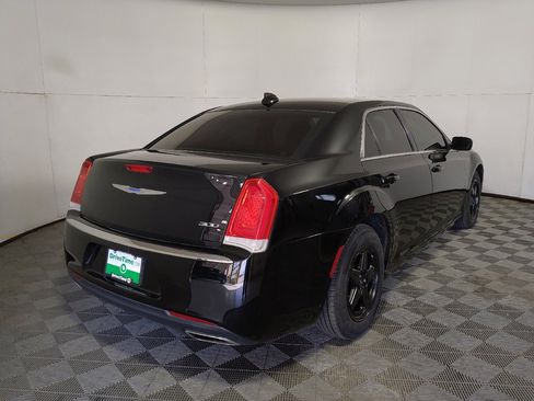 Used 2018 Chrysler 300 Touring RWD image 9
