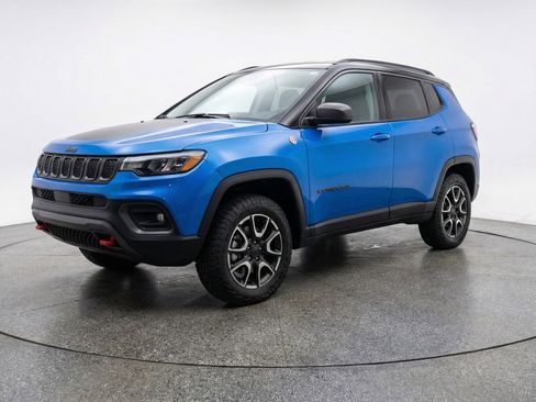 Used 2025 Jeep Compass Trailhawk image 3