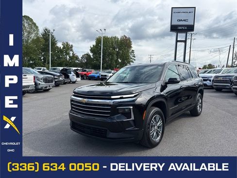 Used 2025 Chevrolet Traverse LT image 1