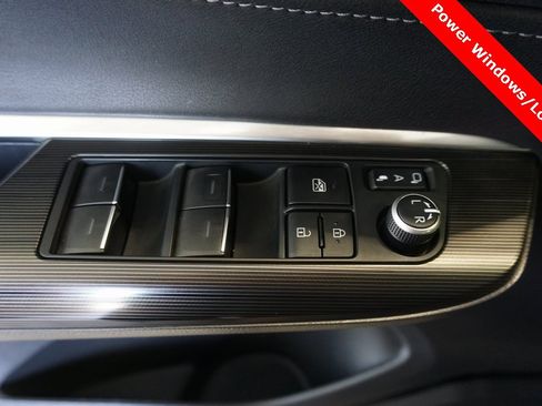 Used 2023 Toyota Venza XLE image 6