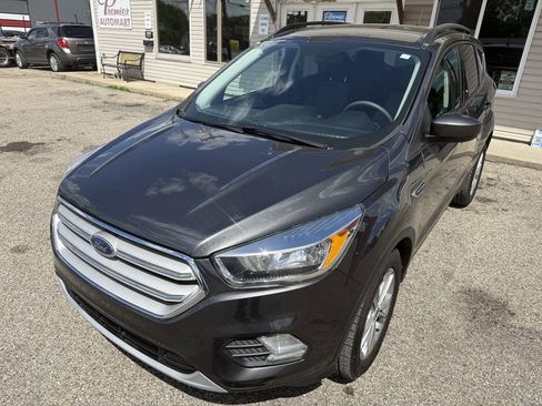 Used 2018 Ford Escape SE w/ SE Sync 3 Package FWD image 2