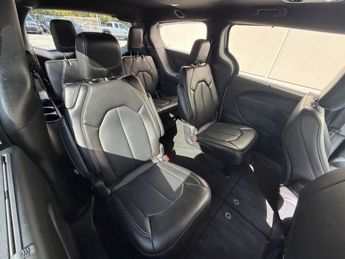 Used 2025 Chrysler Pacifica Select image 34