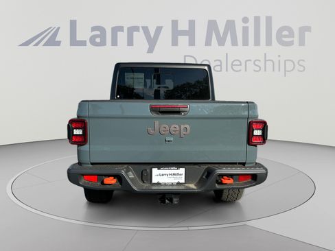 Used 2025 Jeep Gladiator Mojave w/ Convenience Group AWD/4WD image 4