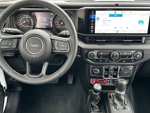 Used 2025 Jeep Gladiator Rubicon AWD/4WD image 14