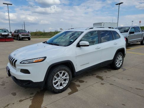 Used 2018 Jeep Cherokee Latitude Plus w/ Cold Weather Group AWD/4WD image 6