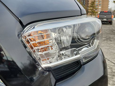 Used 2019 Toyota Tacoma TRD Off-Road image 9