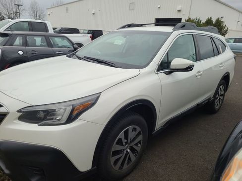 Used 2022 Subaru Outback Premium image 3