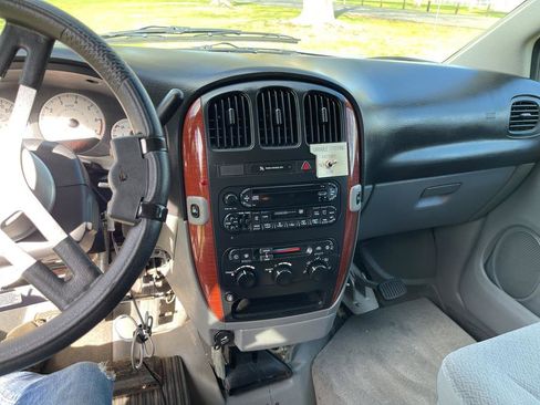 Used 2005 Chrysler Town & Country LX w/ Popular Equipment Group II FWD image 9