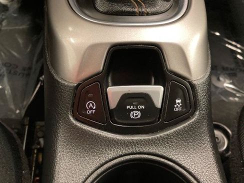 Used 2017 Jeep Compass Latitude w/ Cold Weather Group FWD image 23