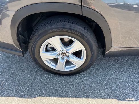 Used 2022 Toyota Highlander LE image 5