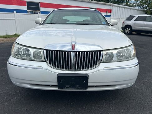 Used 2002 Lincoln Town Car Executive RWD image 8