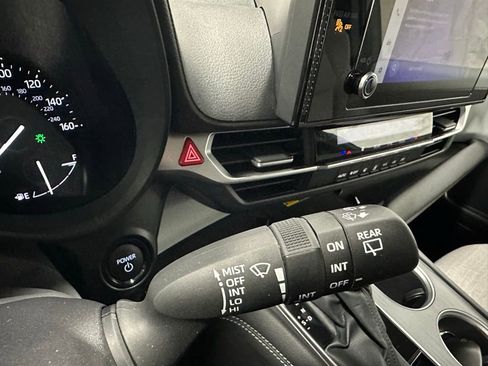 Used 2025 Toyota Sienna LE image 22