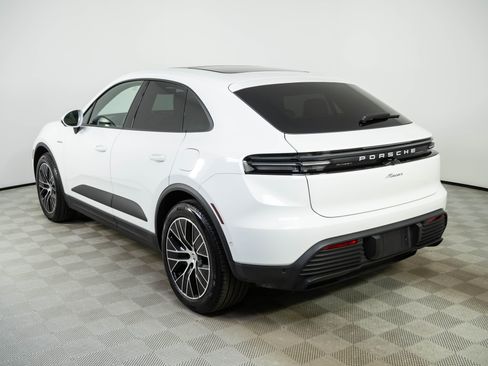 Used 2025 Porsche Macan Electric RWD image 3
