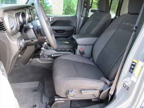 Used 2023 Jeep Gladiator Overland w/ LED Lighting Group AWD/4WD image 19