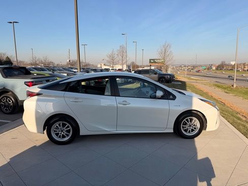 Used 2017 Toyota Prius Four image 6