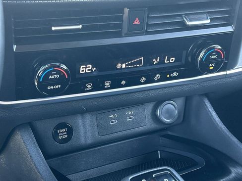 Used 2025 Nissan Rogue SV FWD image 24