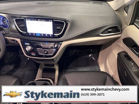 Used 2022 Chrysler Pacifica Touring-L image 19