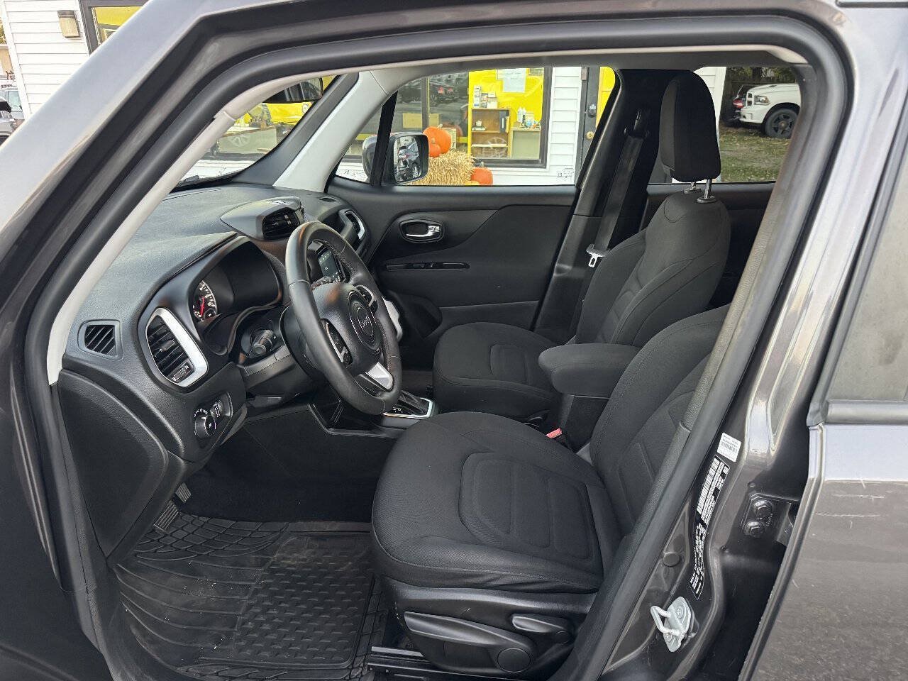 Used 2018 Jeep Renegade Latitude FWD image 21