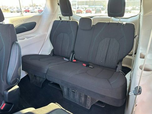 Used 2021 Chrysler Pacifica Touring image 10