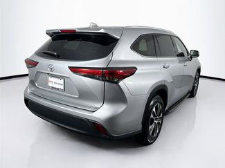 Used 2022 Toyota Highlander XLE FWD video 2