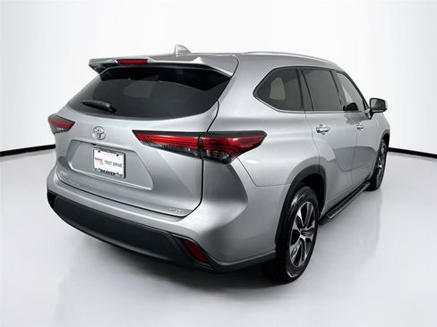 Used 2022 Toyota Highlander XLE FWD image 2
