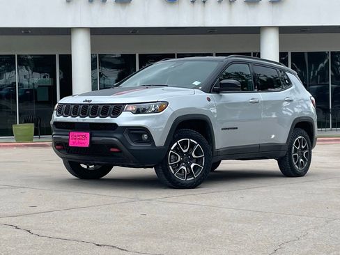 Used 2025 Jeep Compass Trailhawk AWD/4WD image 2
