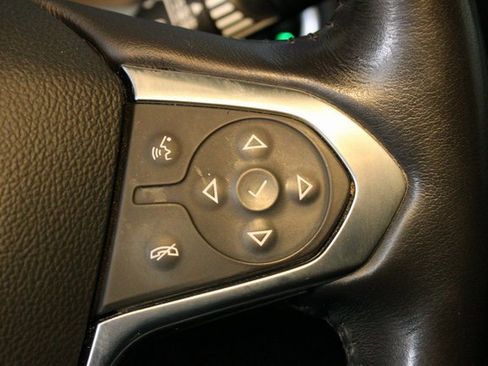 Used 2022 Chevrolet Traverse LT image 19