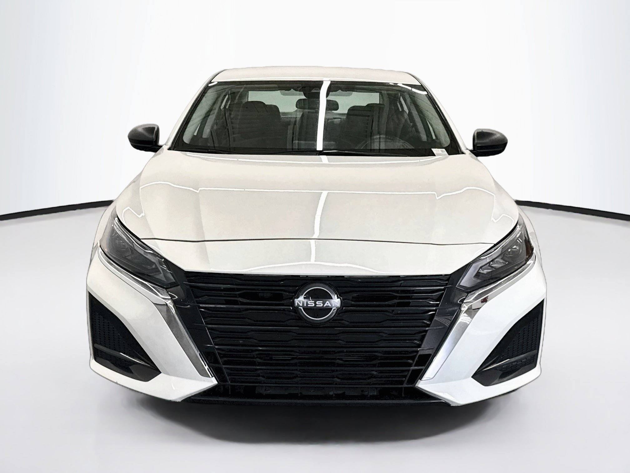 Used 2025 Nissan Altima 2.5 SV FWD image 2