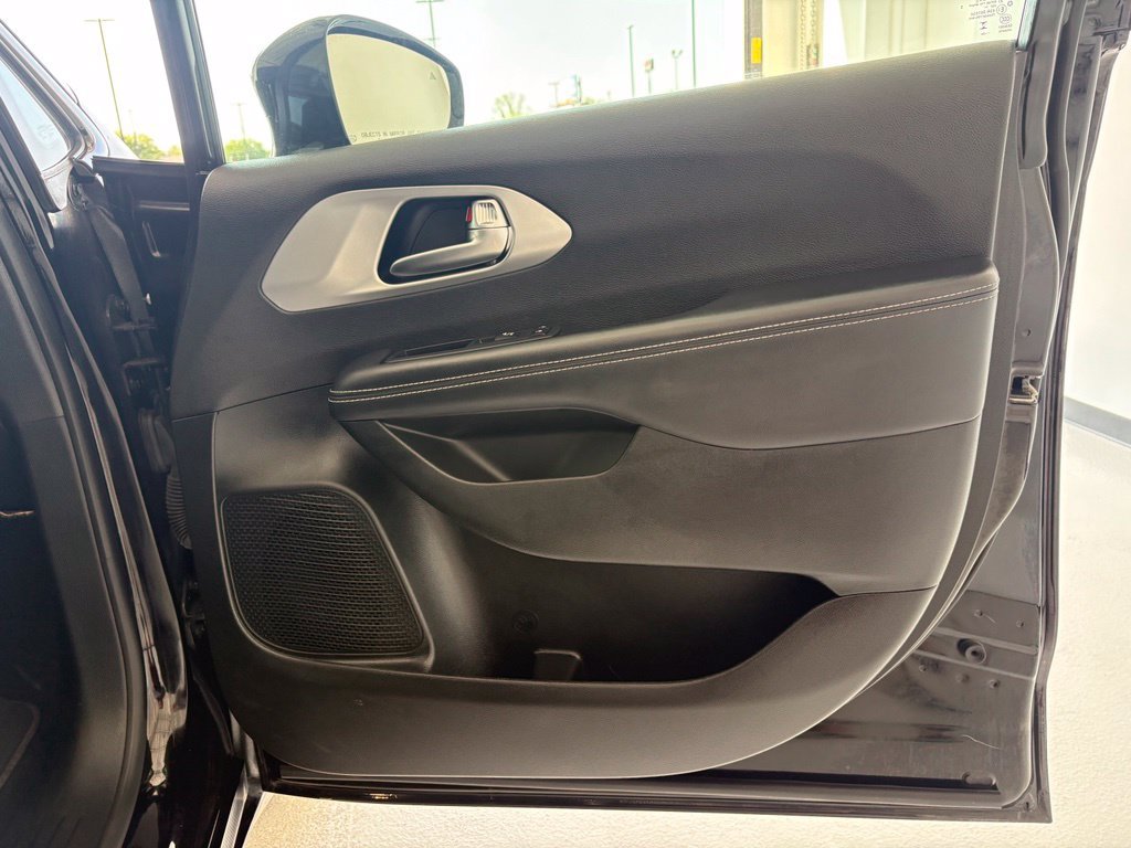 Used 2025 Chrysler Pacifica Limited FWD image 42