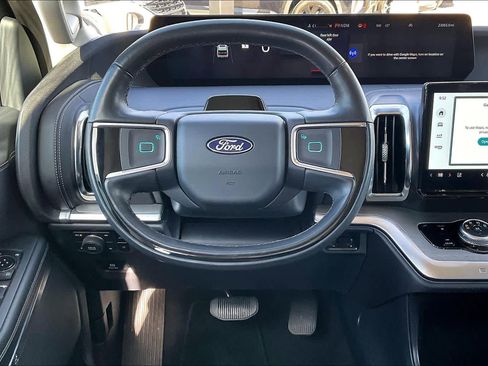 Used 2025 Ford Expedition Platinum image 6