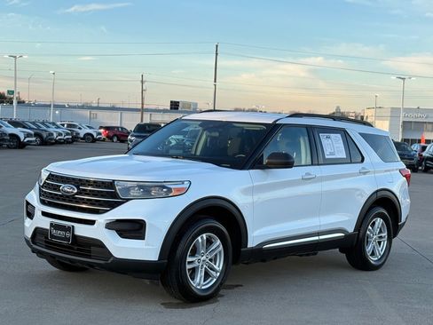 Used 2023 Ford Explorer XLT image 3