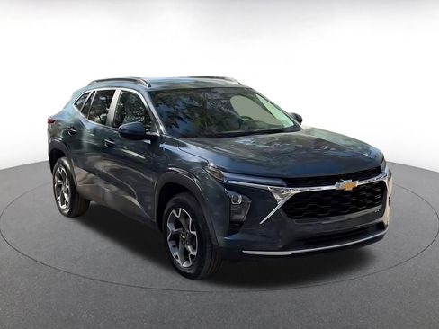 Used 2025 Chevrolet Trax LT image 3