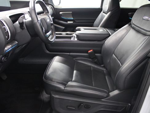 Used 2025 Ford Expedition Platinum AWD/4WD image 6