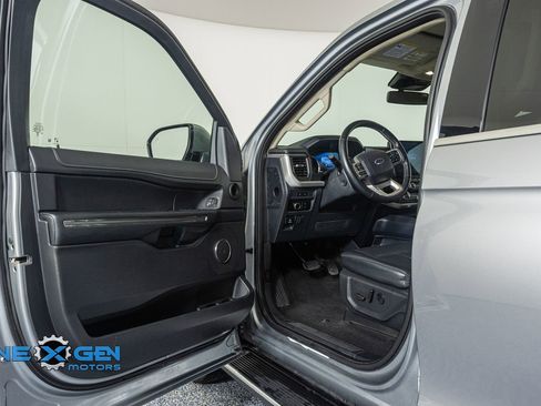 Used 2024 Ford Expedition XLT image 9