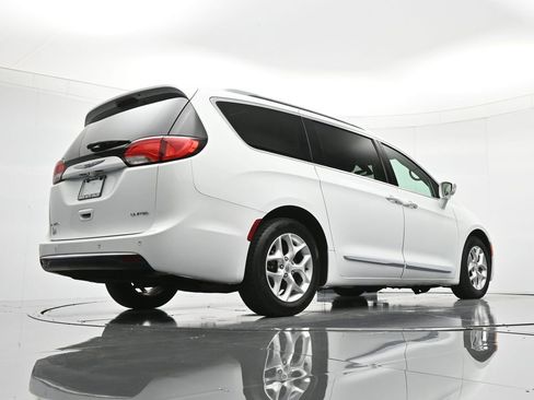 Used 2020 Chrysler Pacifica Limited image 43