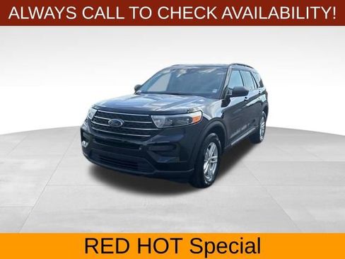 Used 2023 Ford Explorer XLT image 3