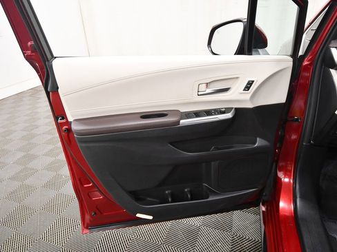 Used 2023 Toyota Sienna Platinum AWD/4WD image 14