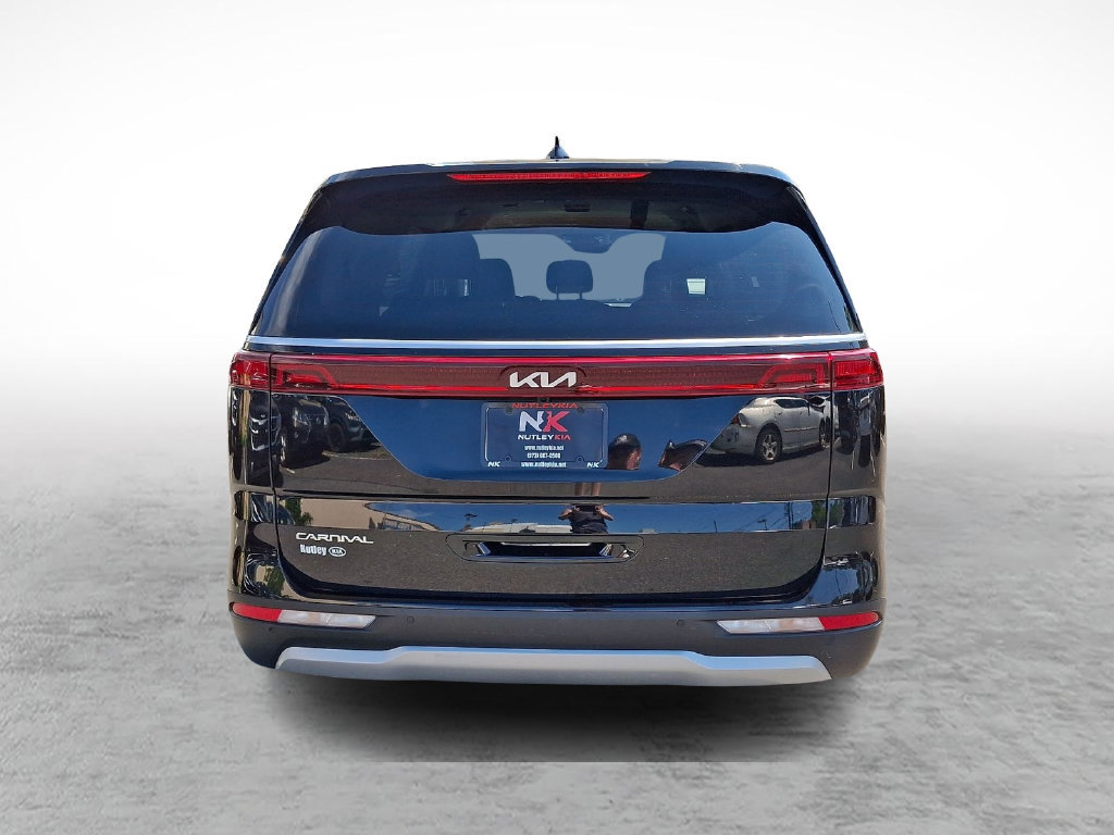 Used 2024 Kia Carnival EX FWD image 5