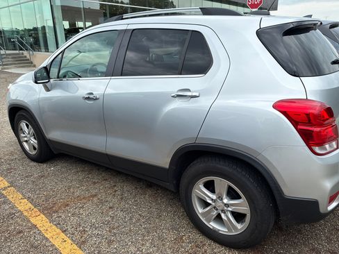 Used 2019 Chevrolet Trax LT w/ LT Convenience Package FWD image 3