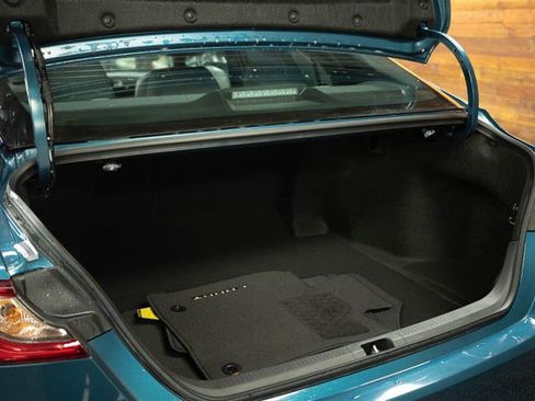 Used 2025 Toyota Camry SE image 6