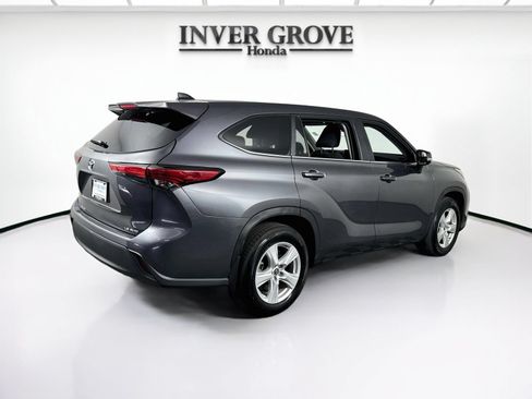 Used 2023 Toyota Highlander LE AWD/4WD image 5