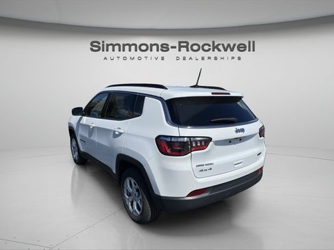 Used 2024 Jeep Compass Latitude AWD/4WD image 3