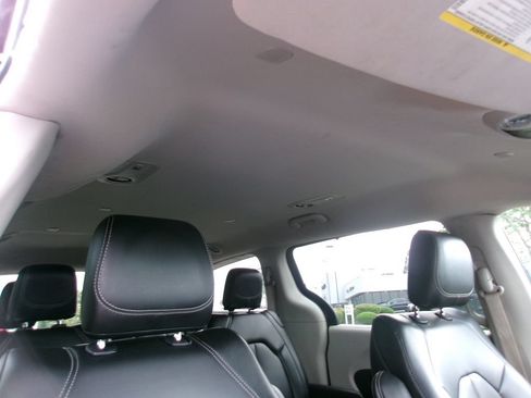 Used 2023 Chrysler Pacifica Touring-L FWD image 18
