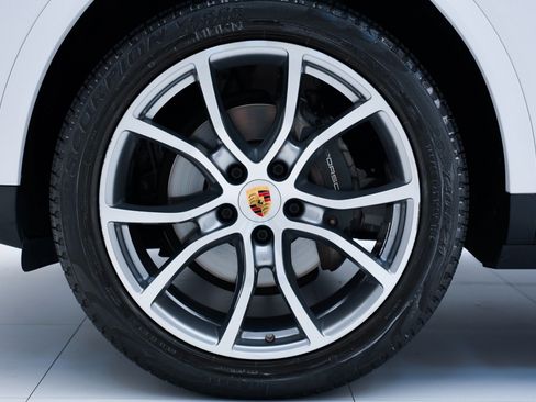 Certified 2020 Porsche Cayenne AWD/4WD image 11