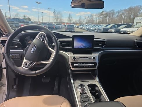 Used 2022 Ford Explorer XLT w/ Equipment Group 202A image 14