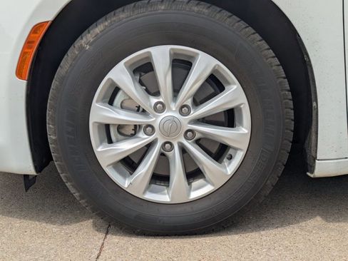 Used 2018 Chrysler Pacifica Touring-L w/ Premium Audio Group image 9