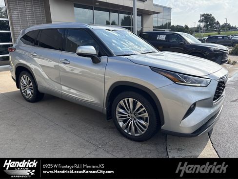 Used 2021 Toyota Highlander Platinum AWD/4WD image 1