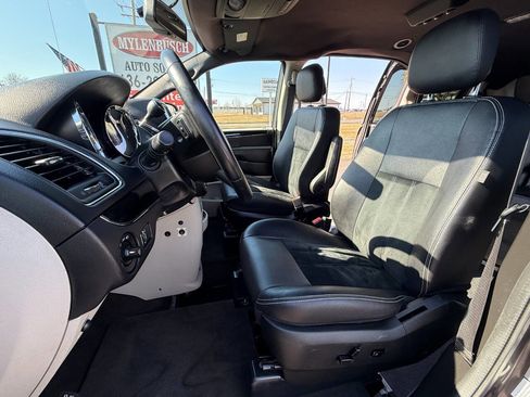 Used 2017 Dodge Grand Caravan SXT image 9