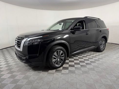 Used 2025 Nissan Pathfinder SV FWD image 3